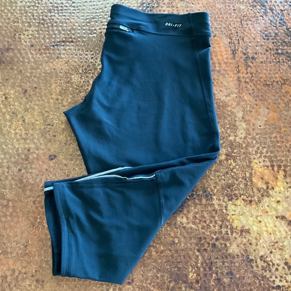 Nike Dri-Fit Crop Leggings. Black. Size M